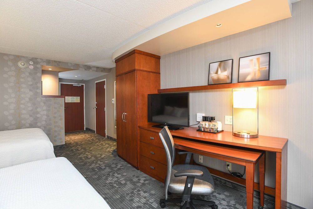 Courtyard By Marriott Cincinnati North At Union Centre 24/50
