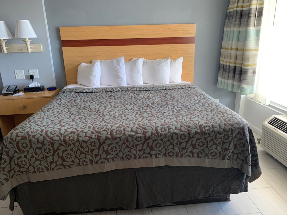 Arya Blu Inn and Suites (Ex Days Inn Ormond Beach Mainsail Oceanfront) 15/43