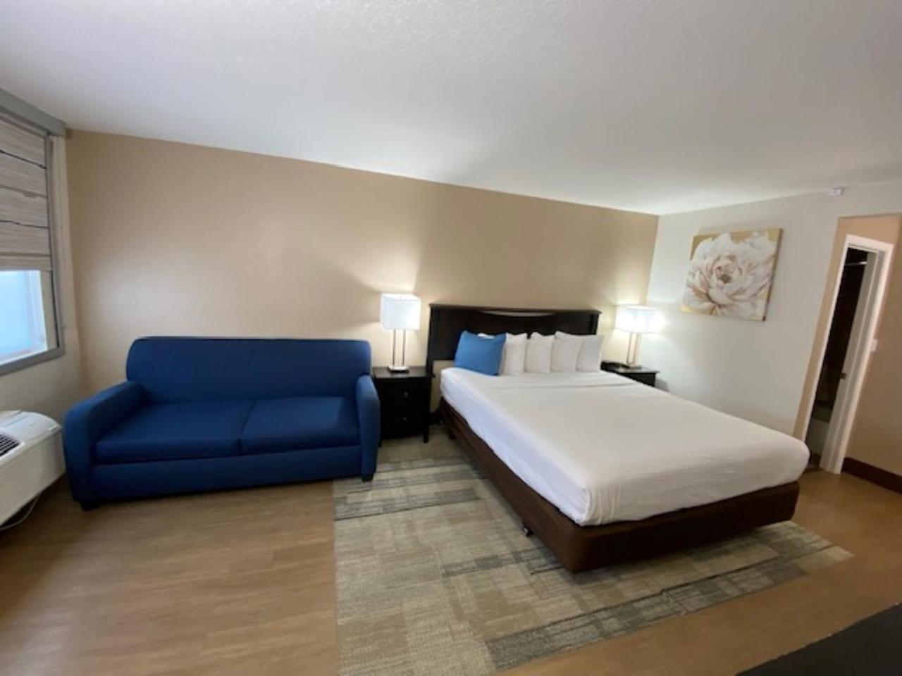 غرفة بسرير كينج مع أريكة