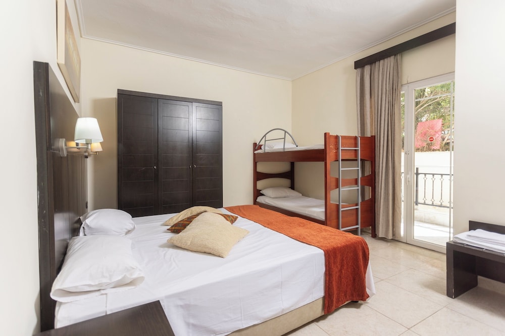 غرفة عائلية بسريرين منفصلين وسرير بطابقين، Hanioti Grandotel 2/9