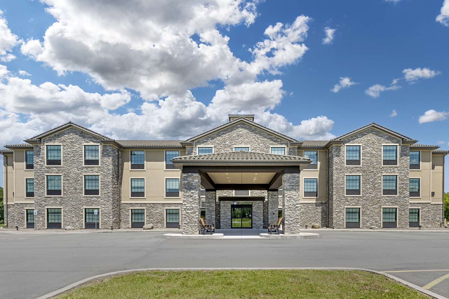 Comfort Inn & Suites Medina NY near Erie Canal 6/23