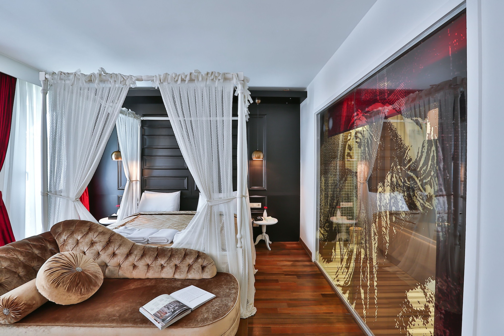 SUITE, KING BED