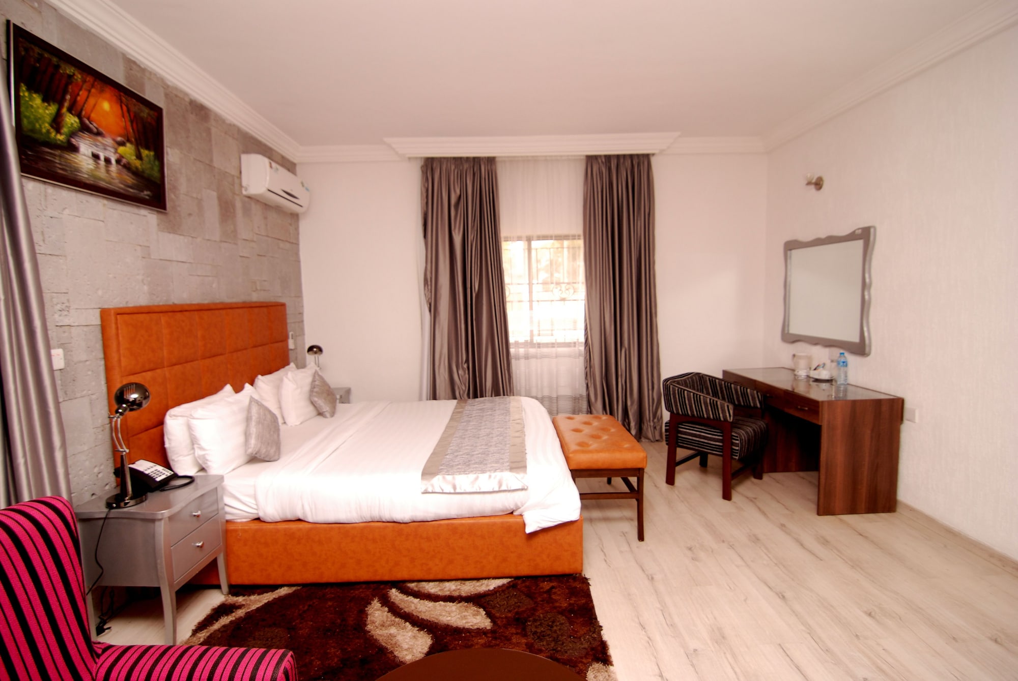 DELUXE, KING BED