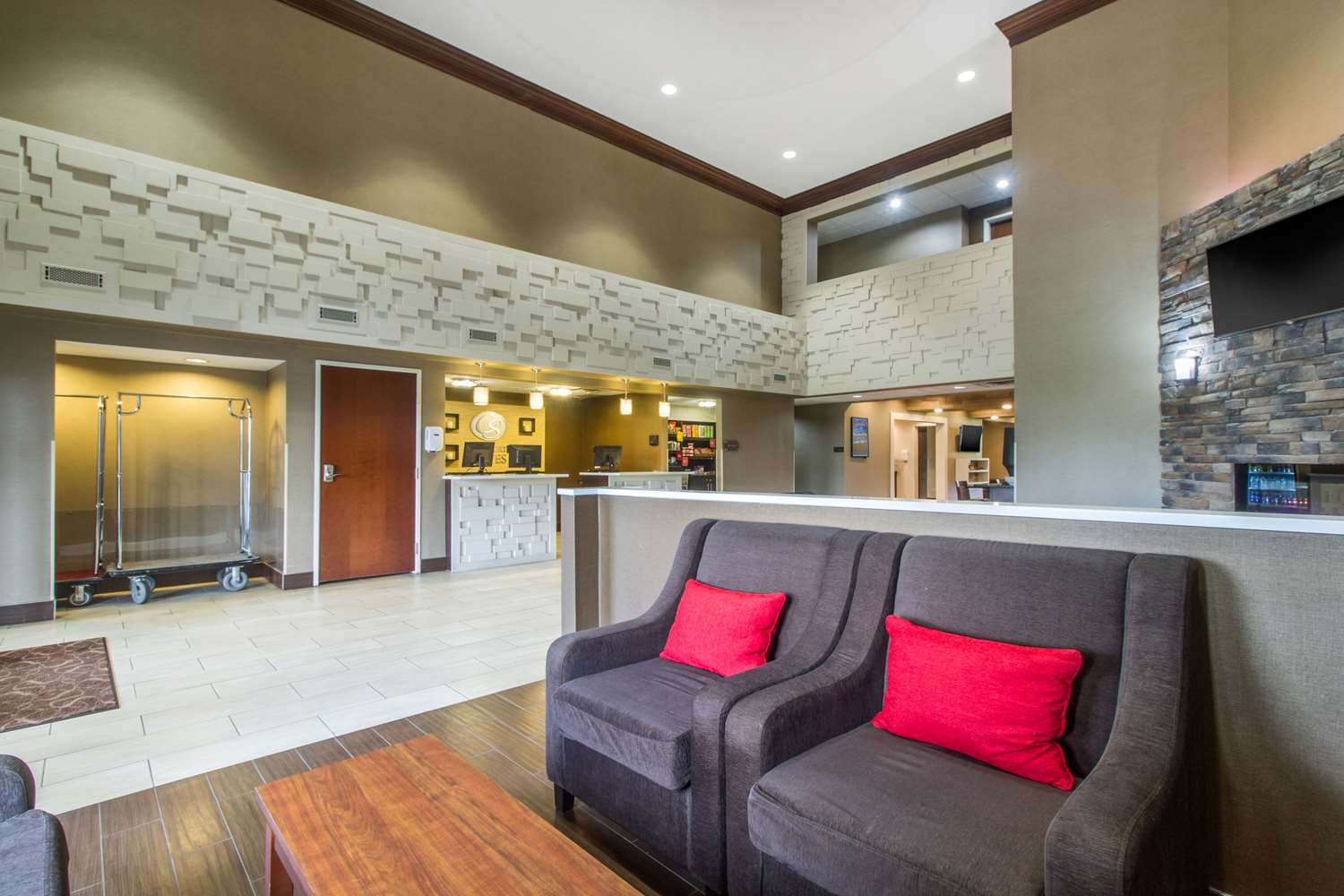 Comfort Suites Danville KY 18/25