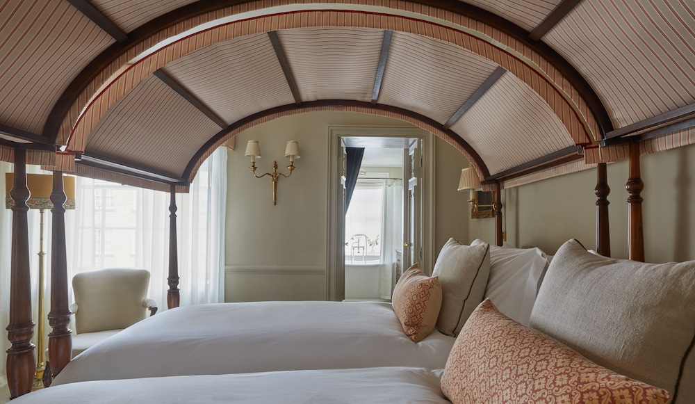 SIGNATURE, KING BED, BATHTUB