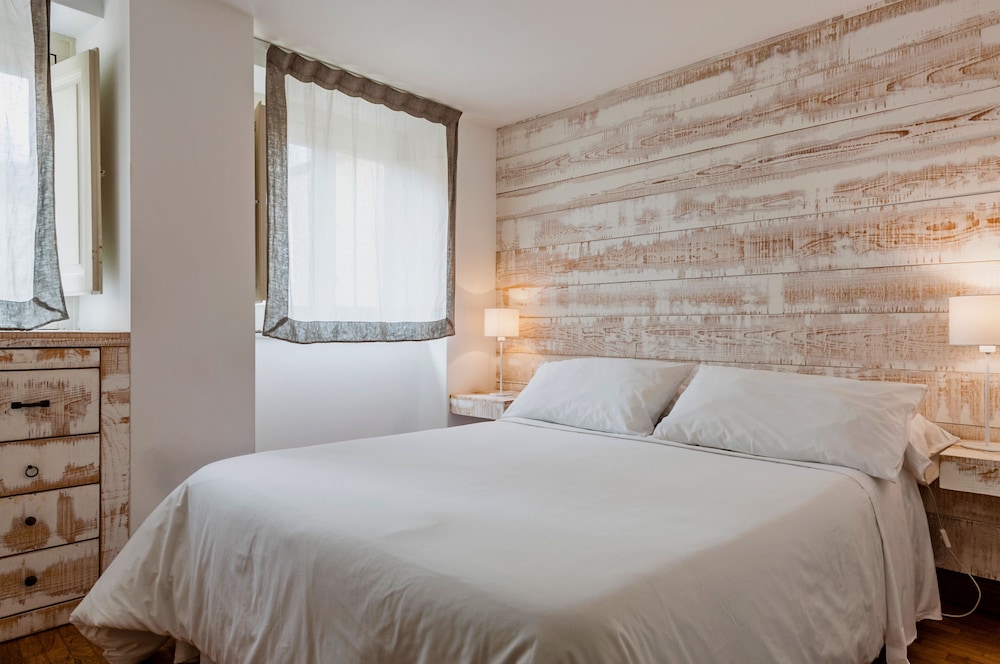 2 BEDROOMS, DELUXE, APARTMENT