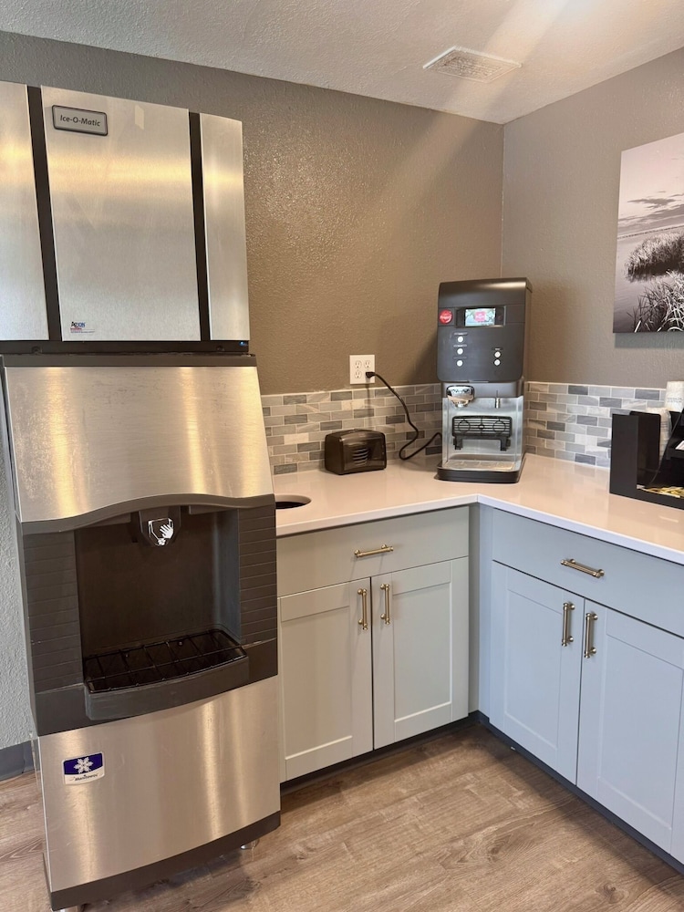 Super 8 by Wyndham Great Falls City Center 37/49