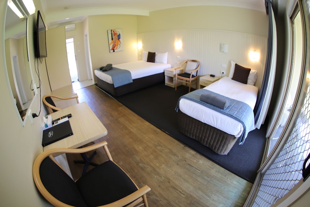 ROOM, TWIN BEDS
