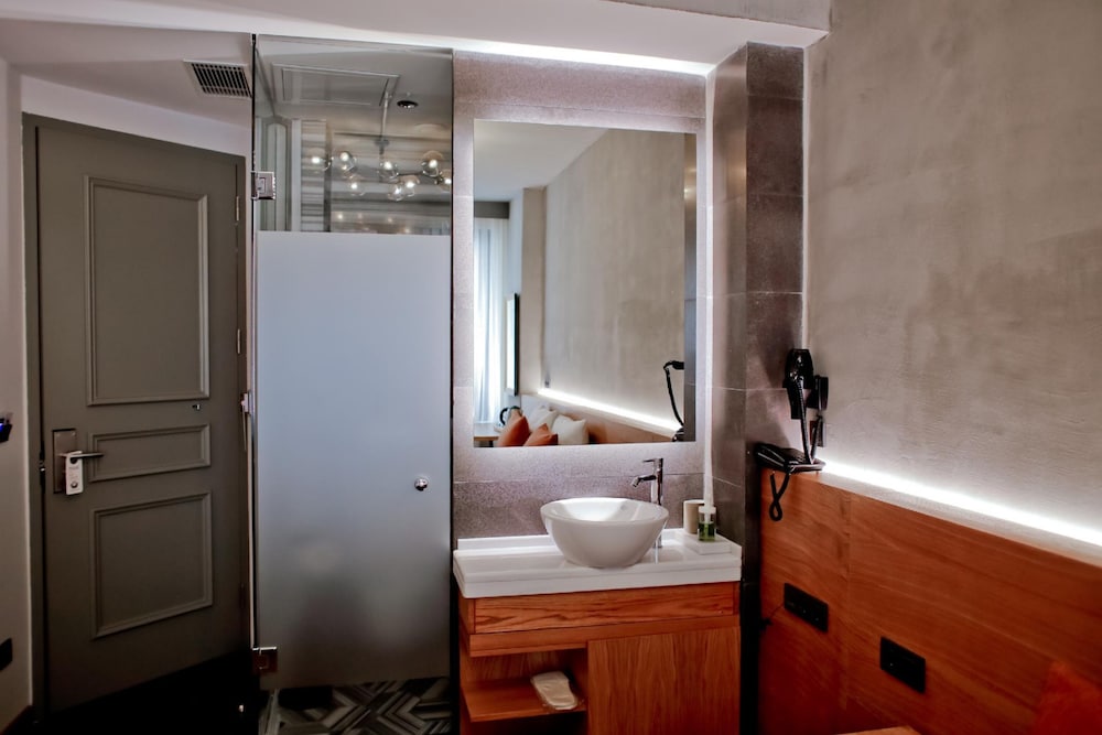 Aleksandr Pera Hotel 50/50