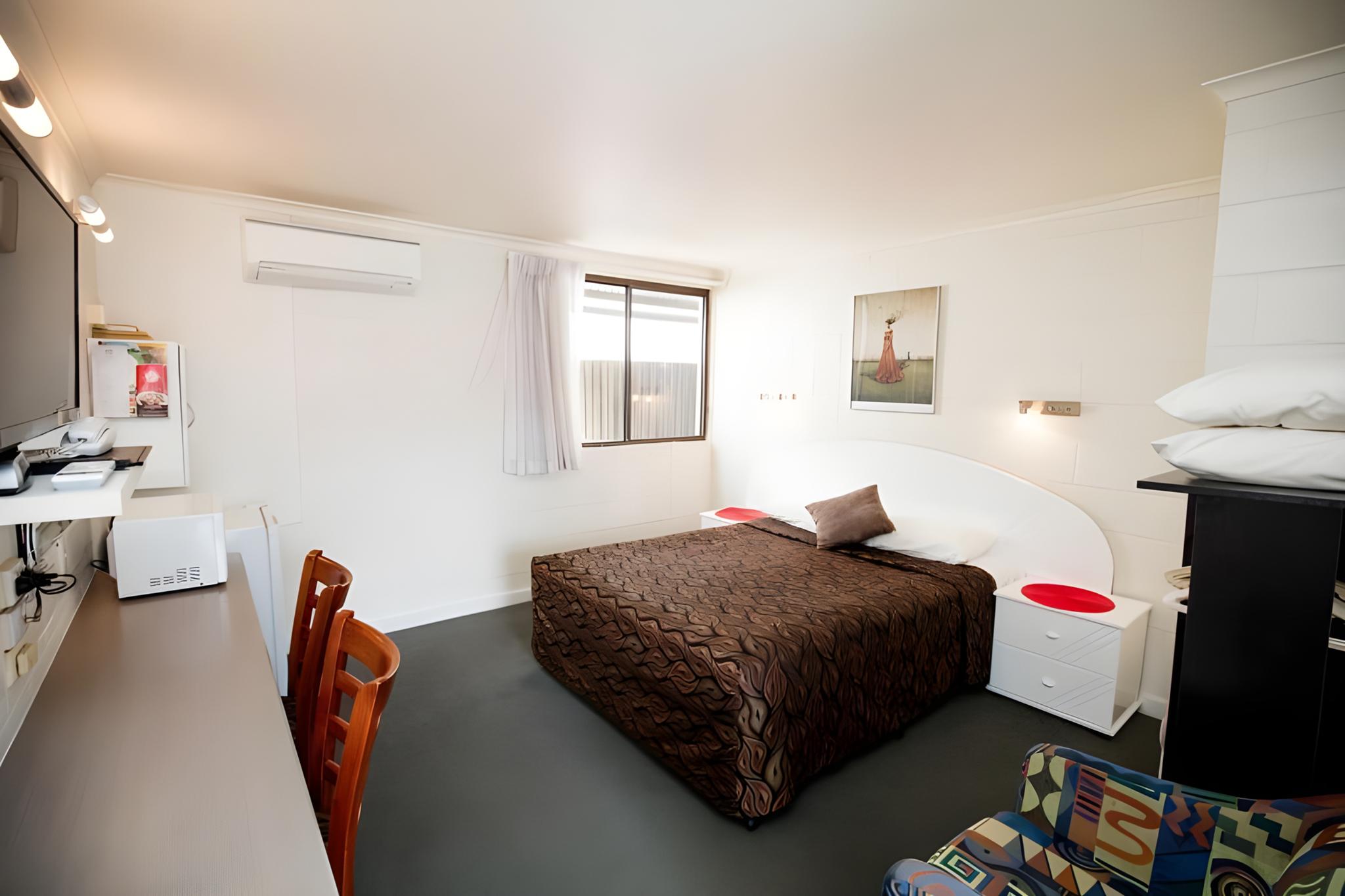 A&A Lodge Motel Emerald 18/36