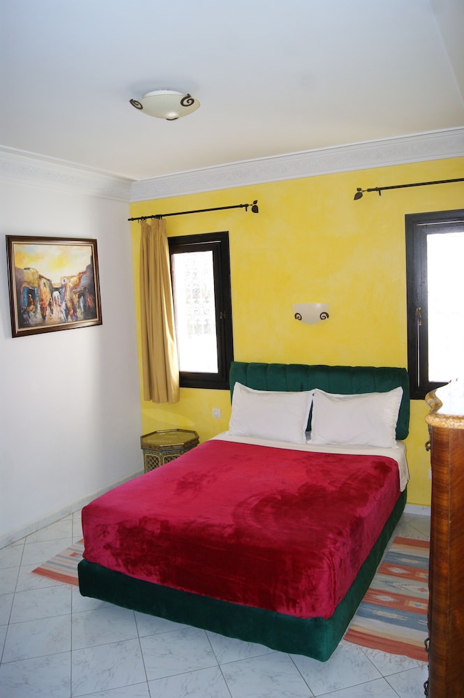 LUXURY, QUEEN BED