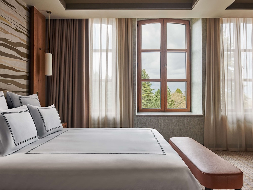 Deluxe, Suite, King Bed, Forest View