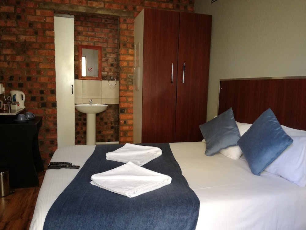 21 On Coetzee Guest House 4/22