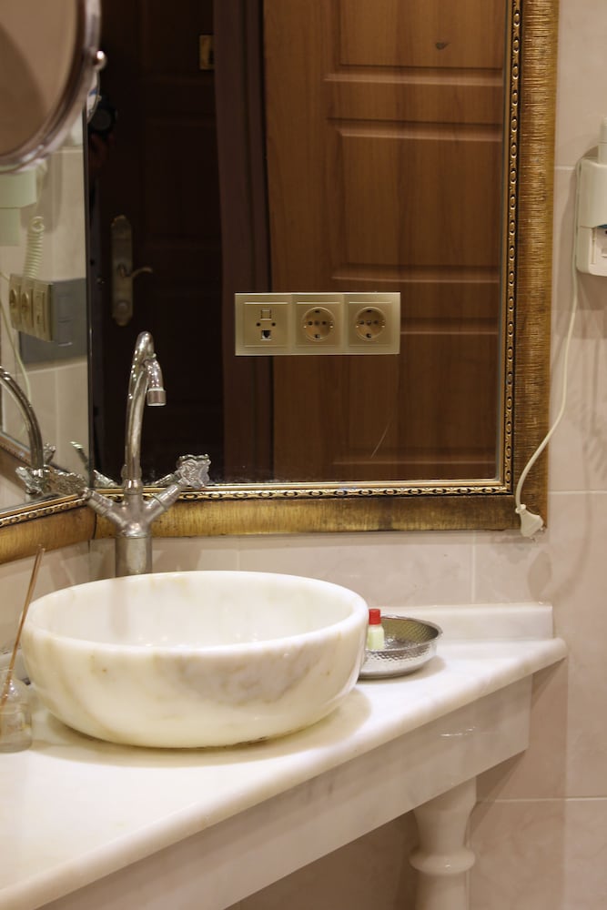 Marmara Deluxe Hotel 70/72