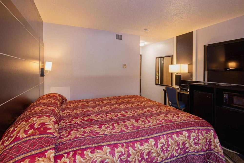 Room, Queen Bed, Accessible, Coratel Inn & Suites by Jasper Hastings 3/9