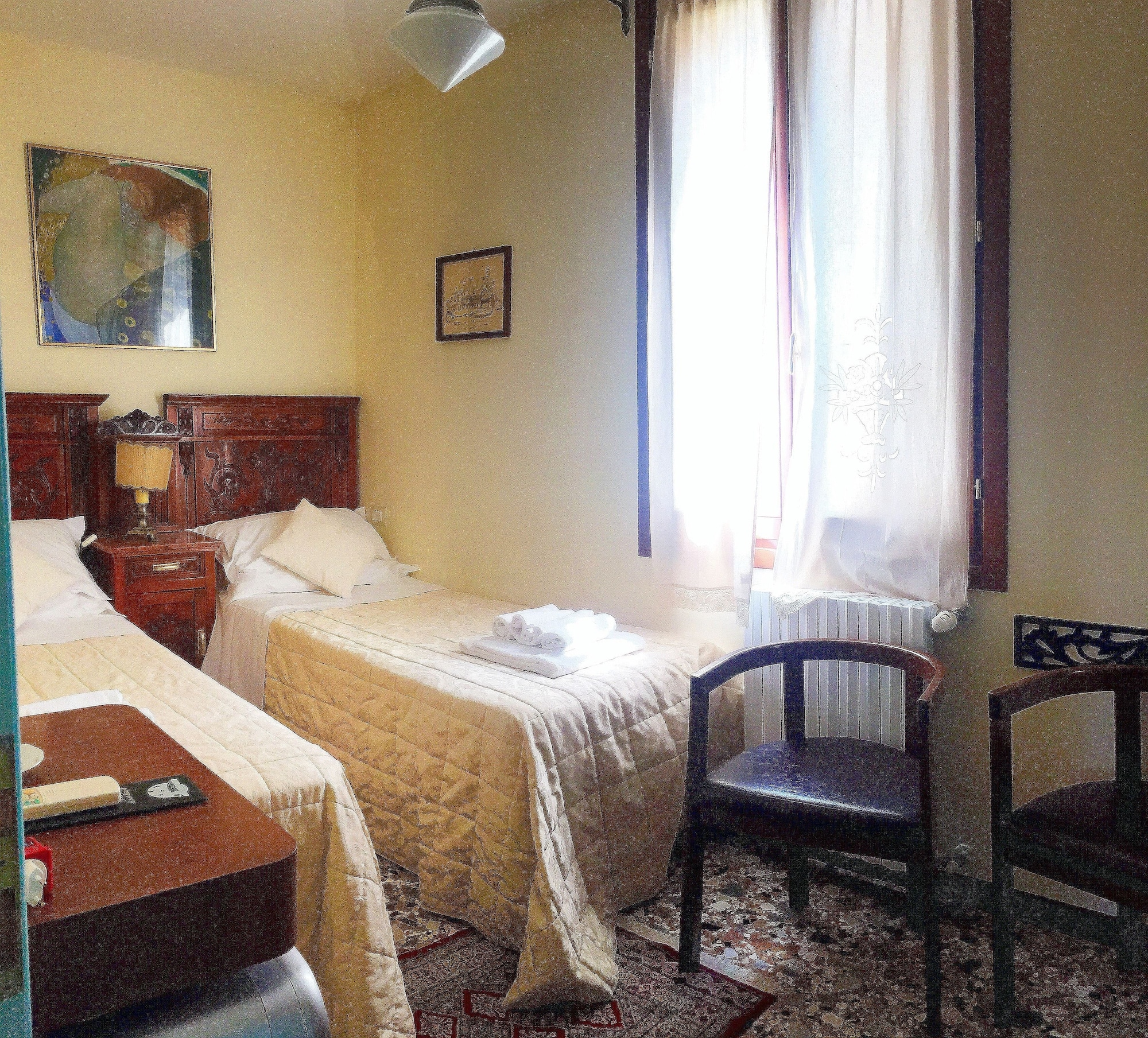 BASIC, TWIN BEDS, SMALL