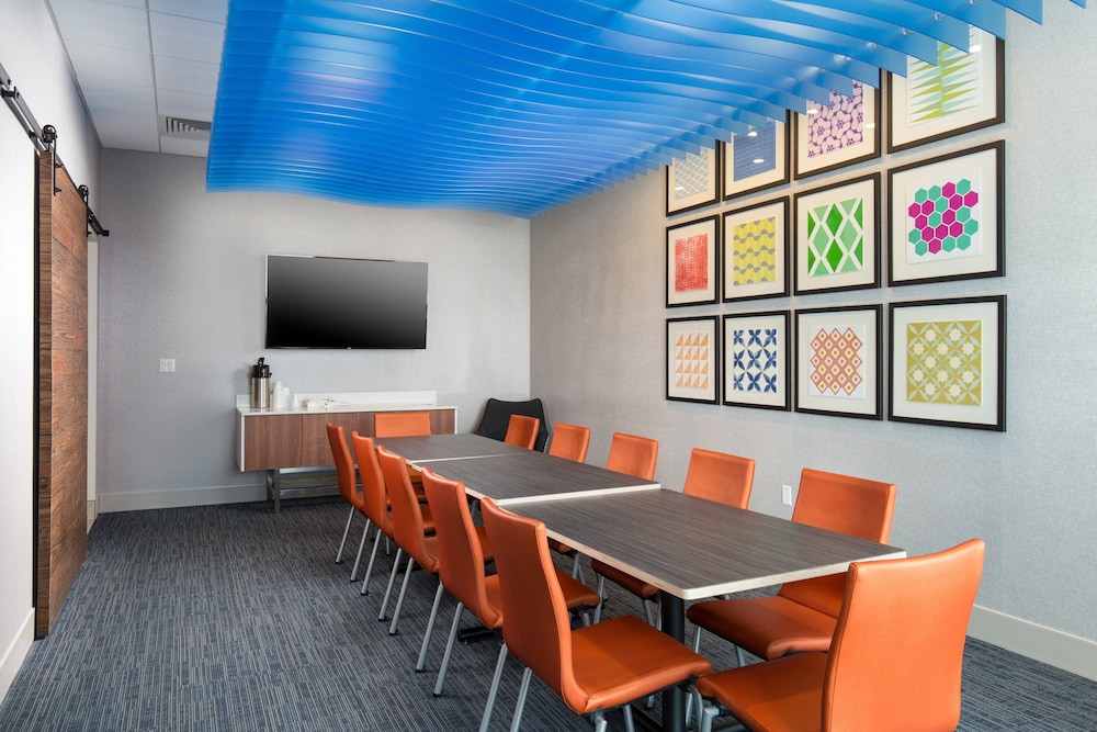 HOLIDAY INN EXPRESS VISALIA 24/28