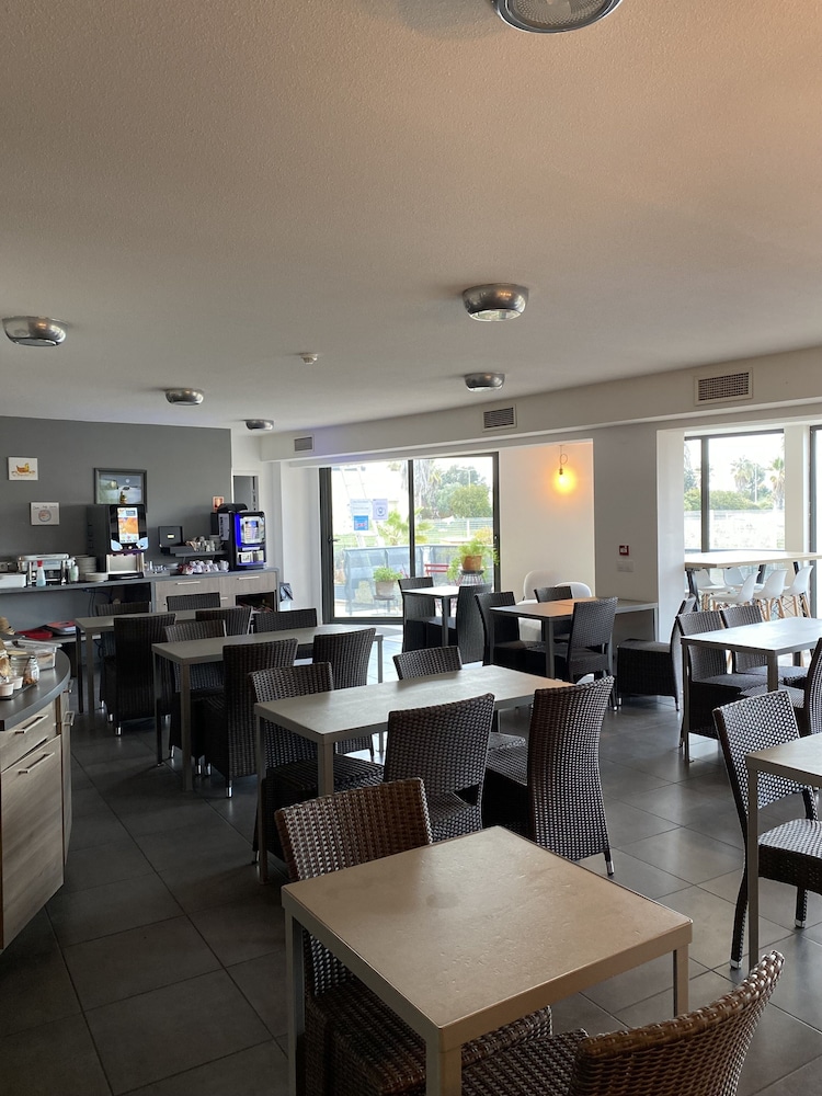 Hotel Les Domes - Perpignan Sud by Hosteletour 54/65