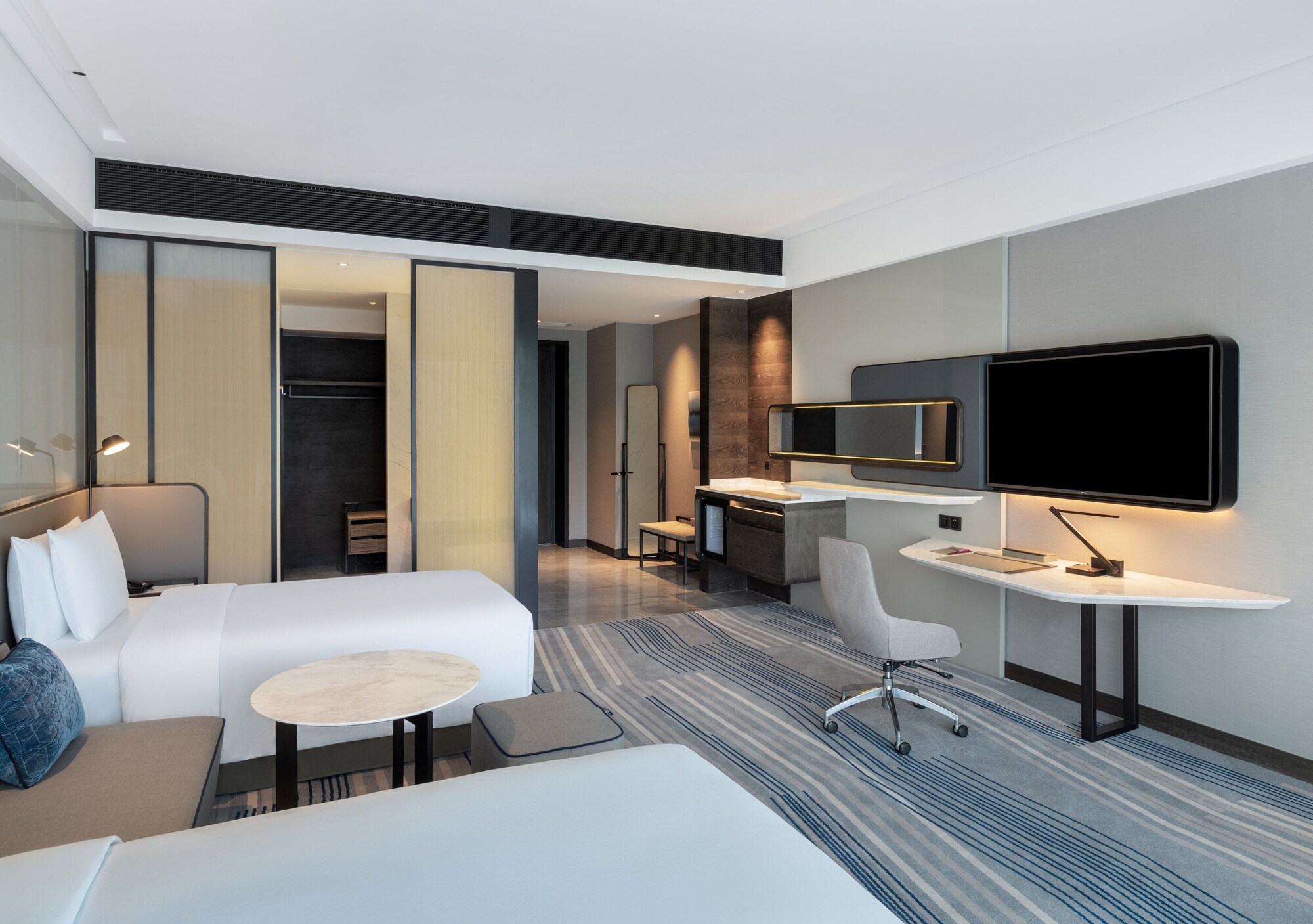 غرفة قياسية بسريرين منفصلين مع دخول صالة النادي، Crowne Plaza Xiamen Jimei, An Ihg Hotel 4/5