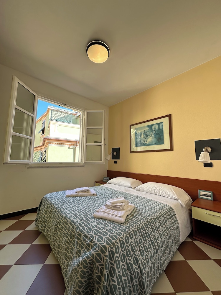 1 Bedroom, Comfort, Apartment, 2 Murphy Beds, Queen Bed, Sea View, Balcony