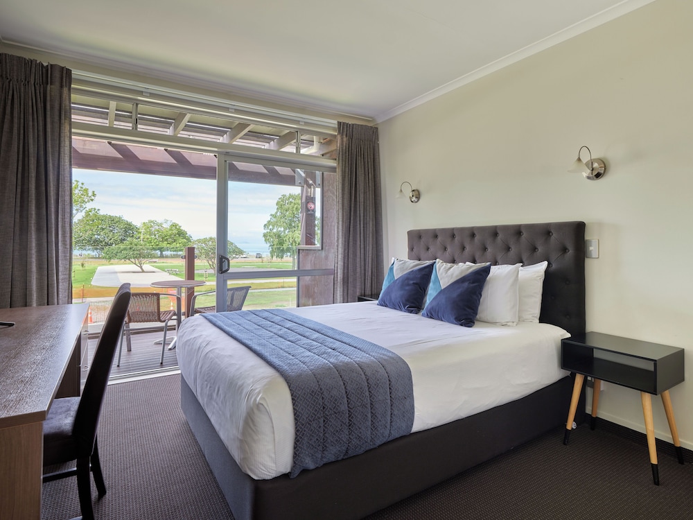 2 BEDROOMS, PREMIUM, DELUXE, LAKE VIEW