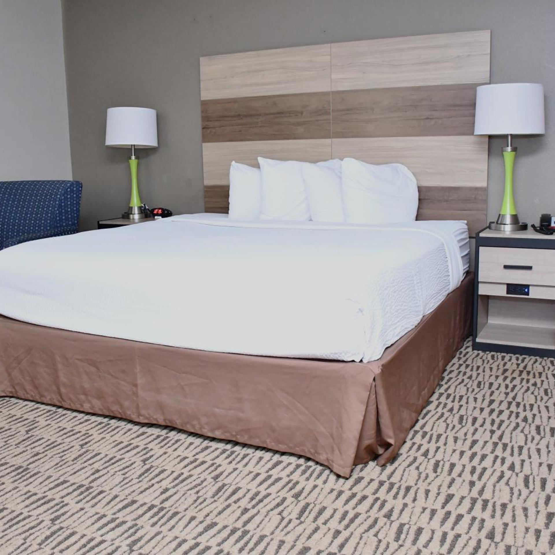 جناح ديلوكس بسرير كينج بحوض جاكوزي، Baymont Inn and Suites by Wyndham Platteville 2/4