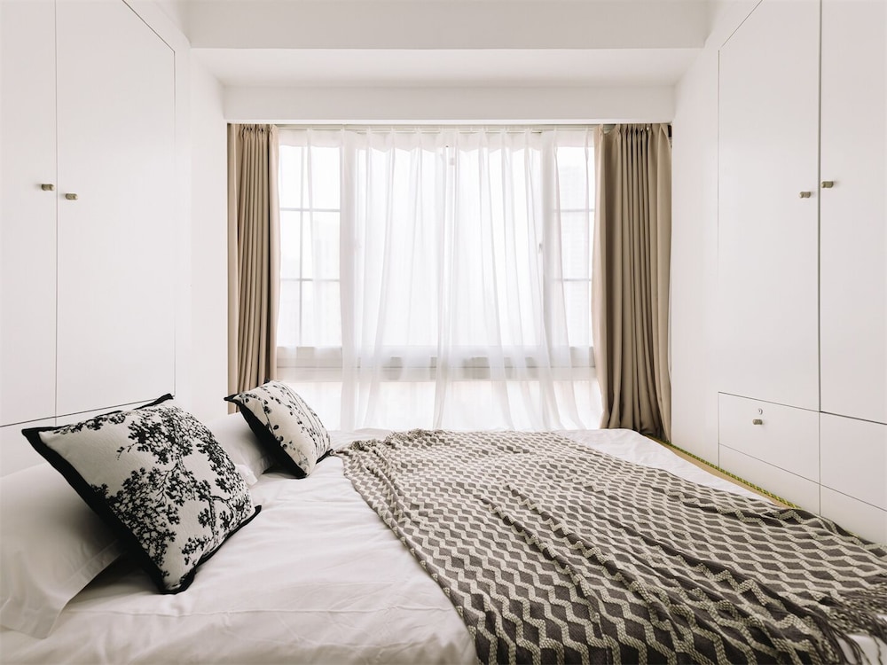 4 Bedrooms, Senior, Apartment, Futon Bed, 2 Queen Beds, City View, Bathtub، Book and Bed-People's Square 7/10
