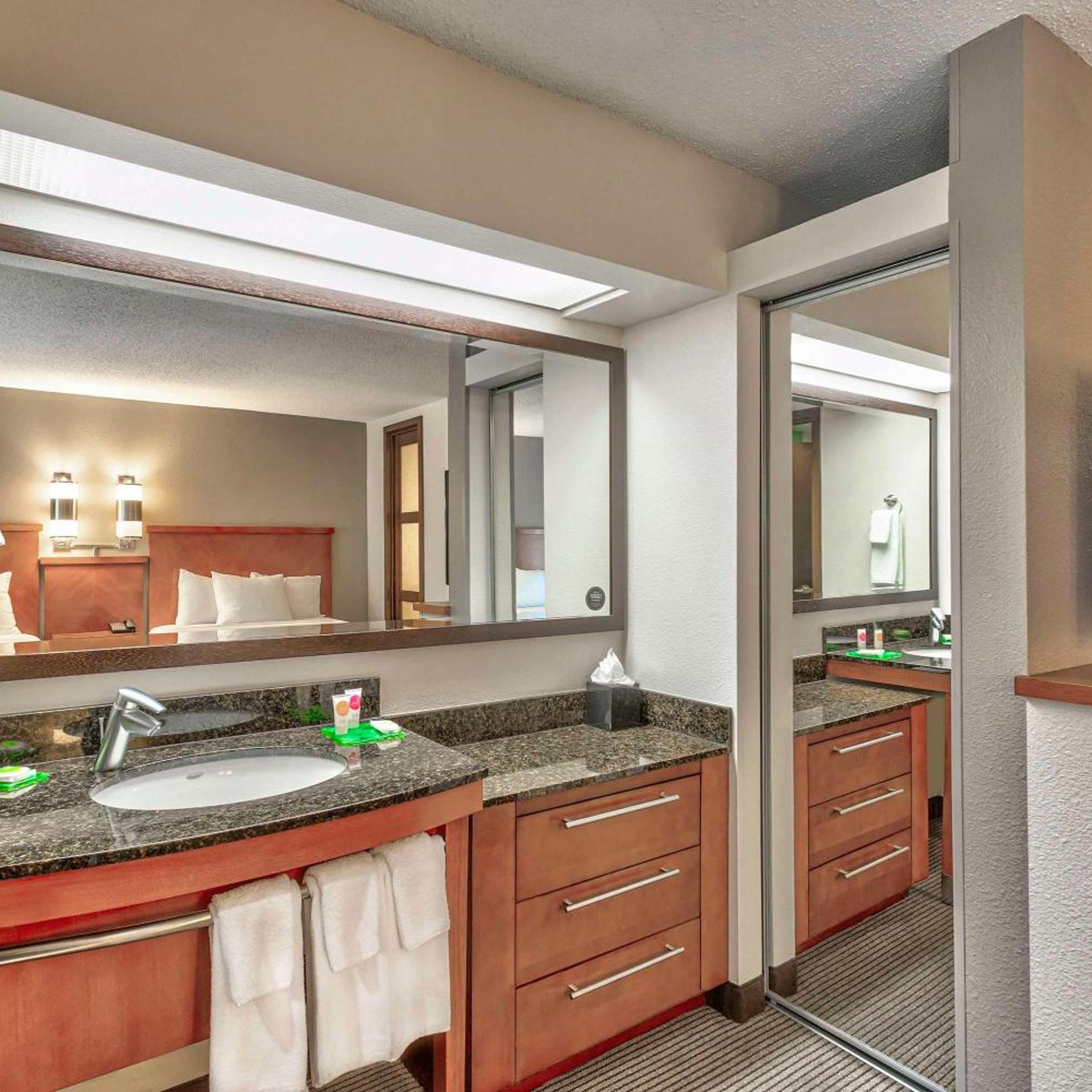 غرفة بسرير كينج مع أريكة في طابق مرتفع، Hyatt Place Kansas City/Overland Park/Convention Center 6/7
