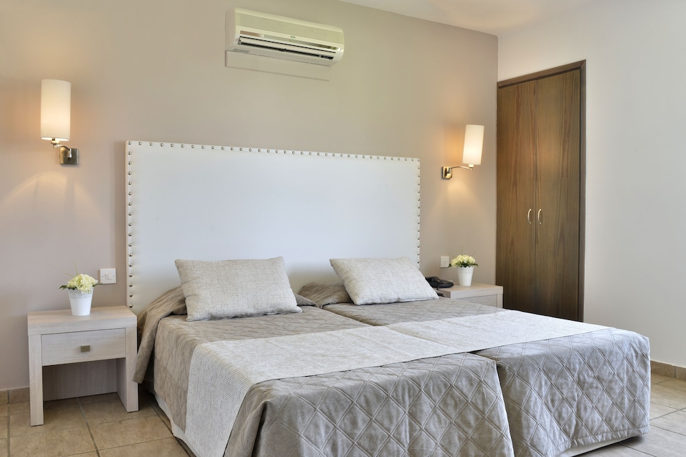 Makronisos Holiday Village 16/50
