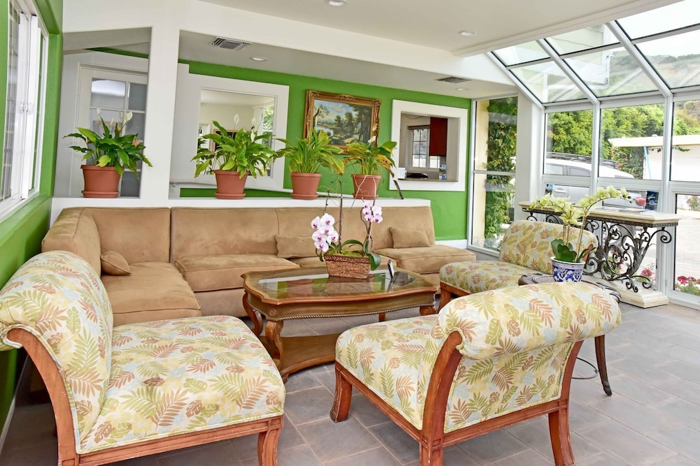 Malibu Country Inn 3/50
