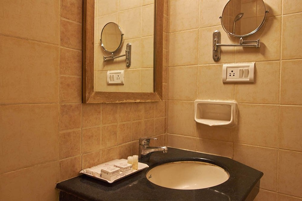 HOTEL ROOPA 27/63