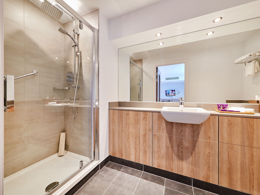 Park Regis Birmingham 8/77