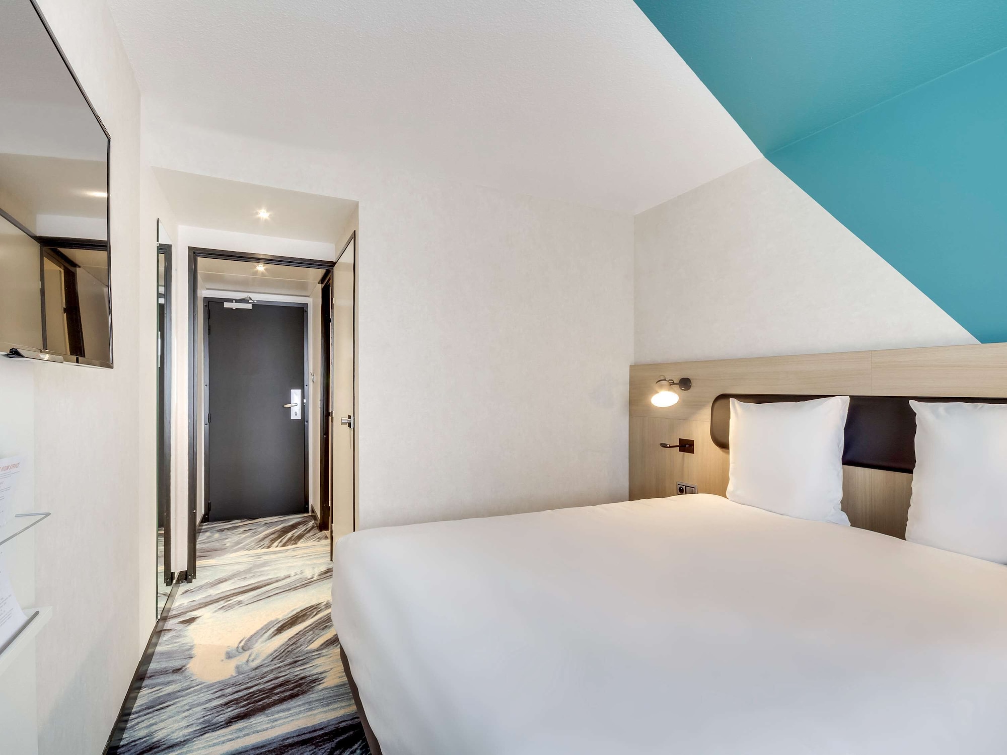 SUPERIOR, QUEEN BED