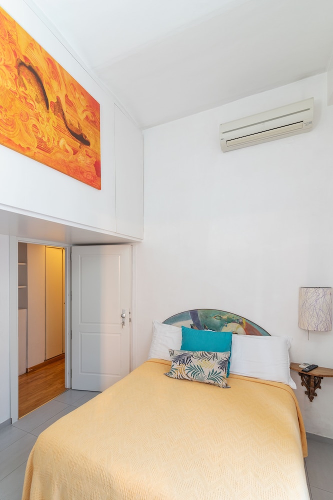 ROOM, SINGLE