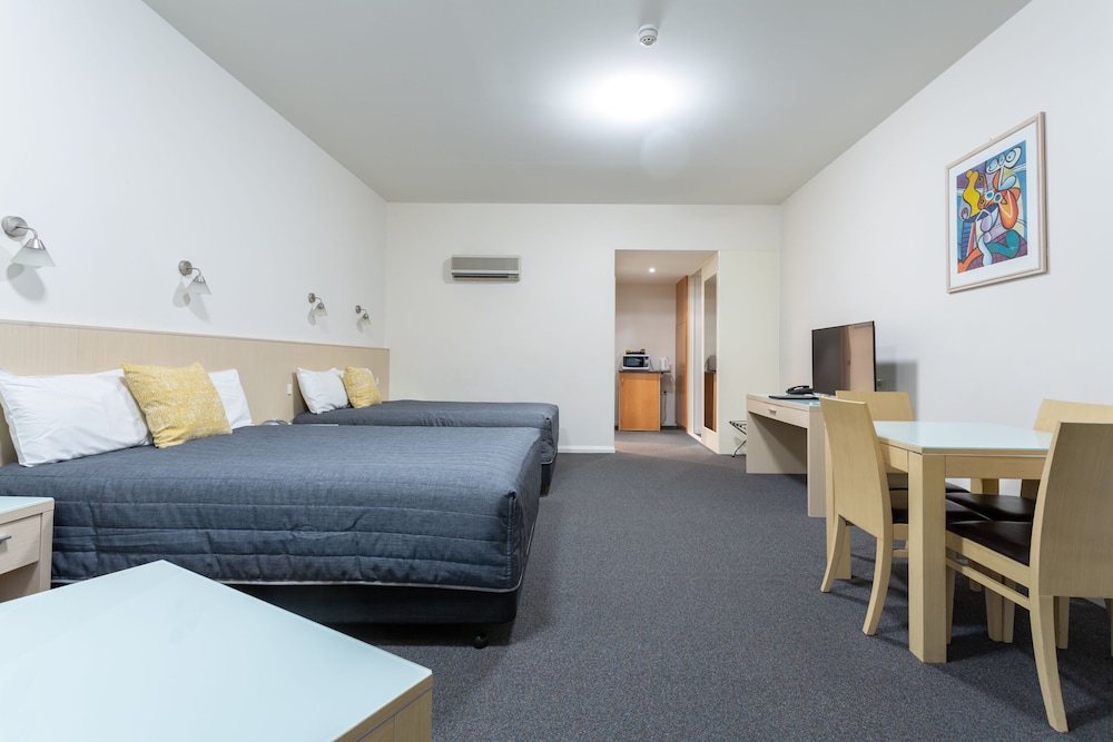 Mayfair Plaza Motel 24/53