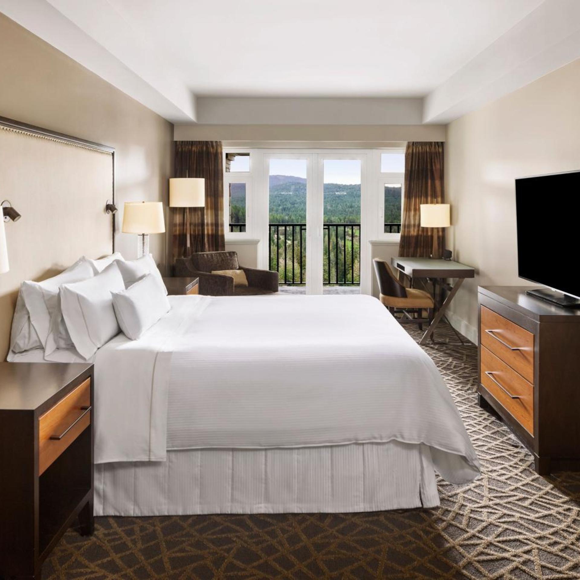1 Bedroom, Suite, King Bed, Golf Course View, Corner