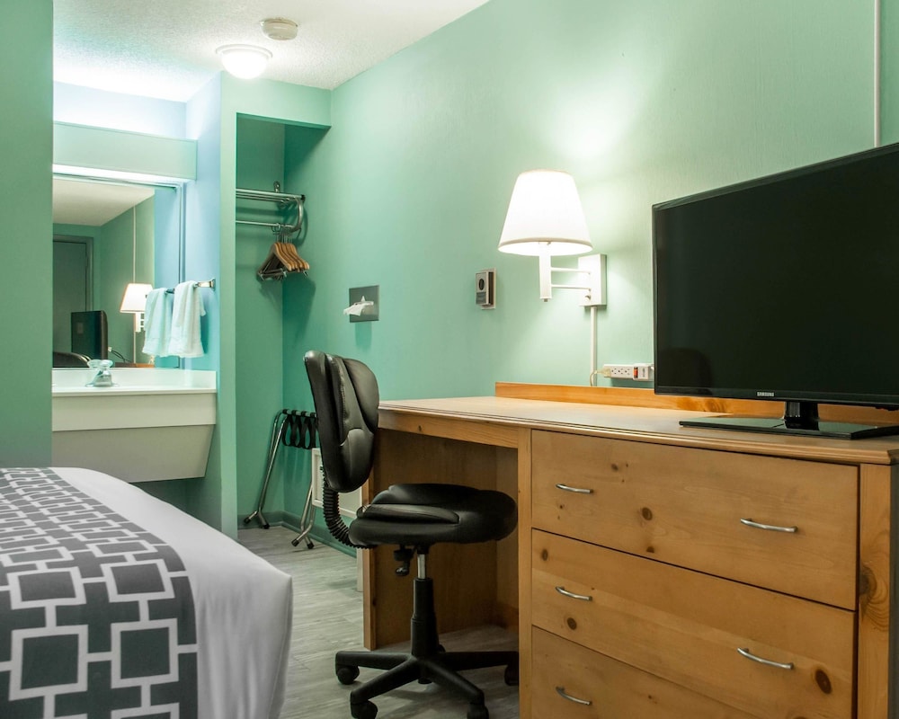 Econo Lodge Buffalo South 27/31