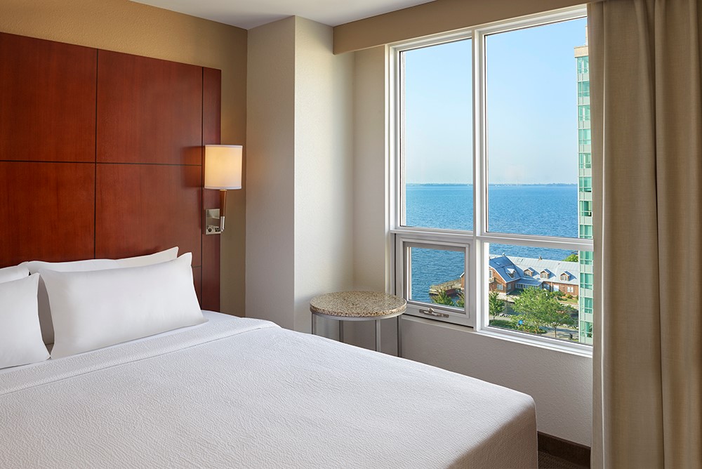 1 Bedroom, Suite, King Bed, Partial Harbour View, City View, Sofa
