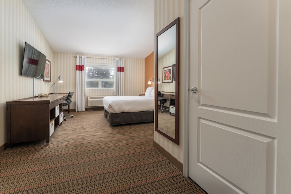 جناح سوبيريور بسريرين كوين مع أريكة، Four Points By Sheraton Prince George 5/8