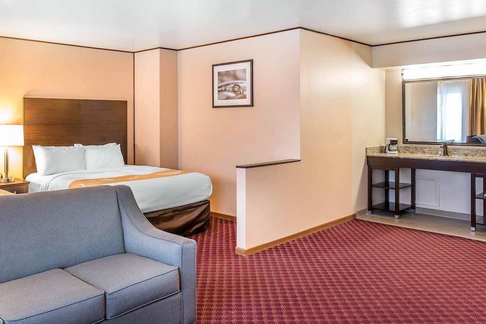 جناح بسريرين كوين مع أريكة لذوي الإعاقة، Quality Inn & Suites Houghton Downtown 6/10