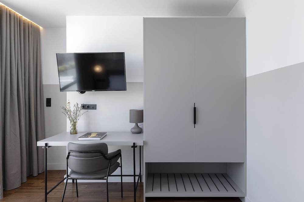The Athenians Art Apartments 38/50
