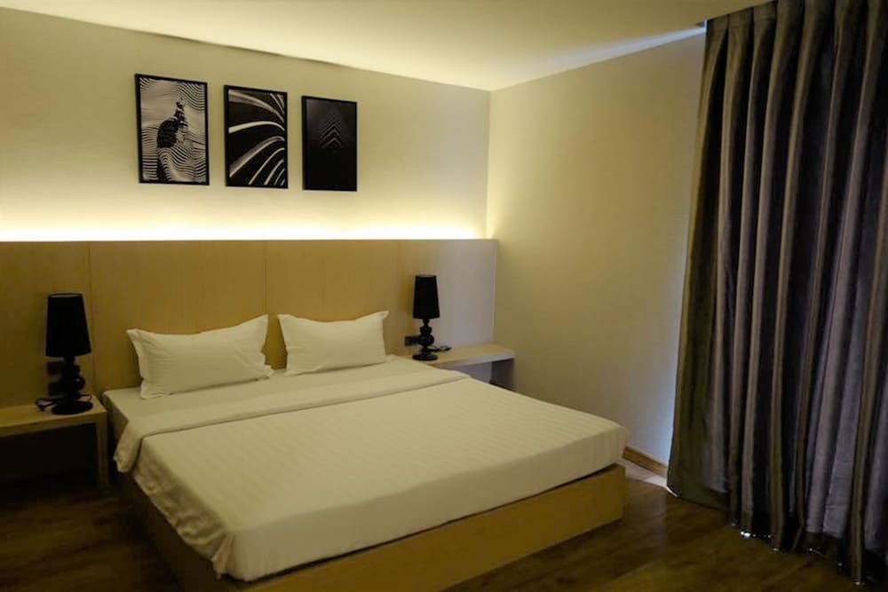 DELUXE, DOUBLE BED