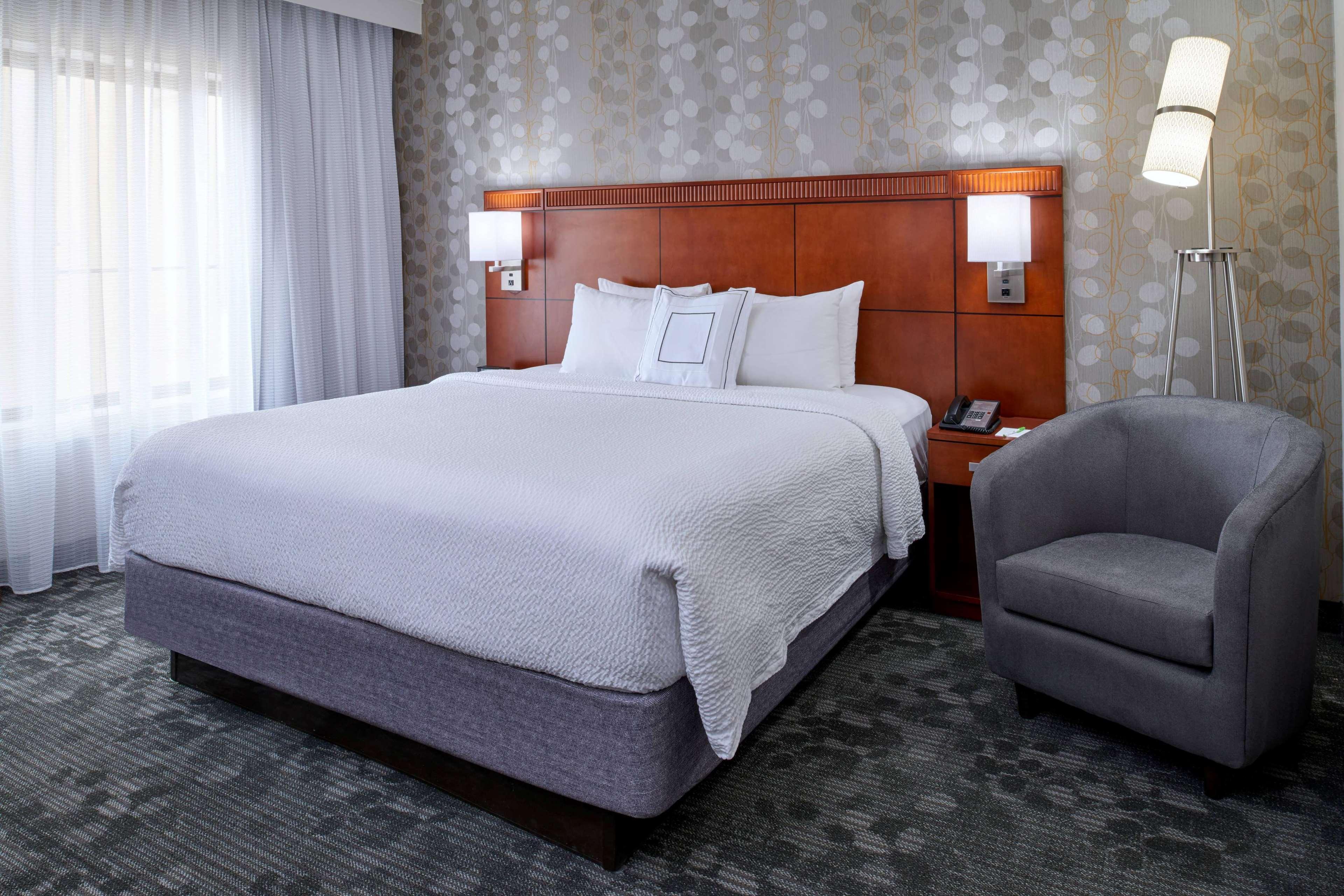 1 BEDROOM, SUITE, KING BED, BATHTUB, ACCESSIBLE