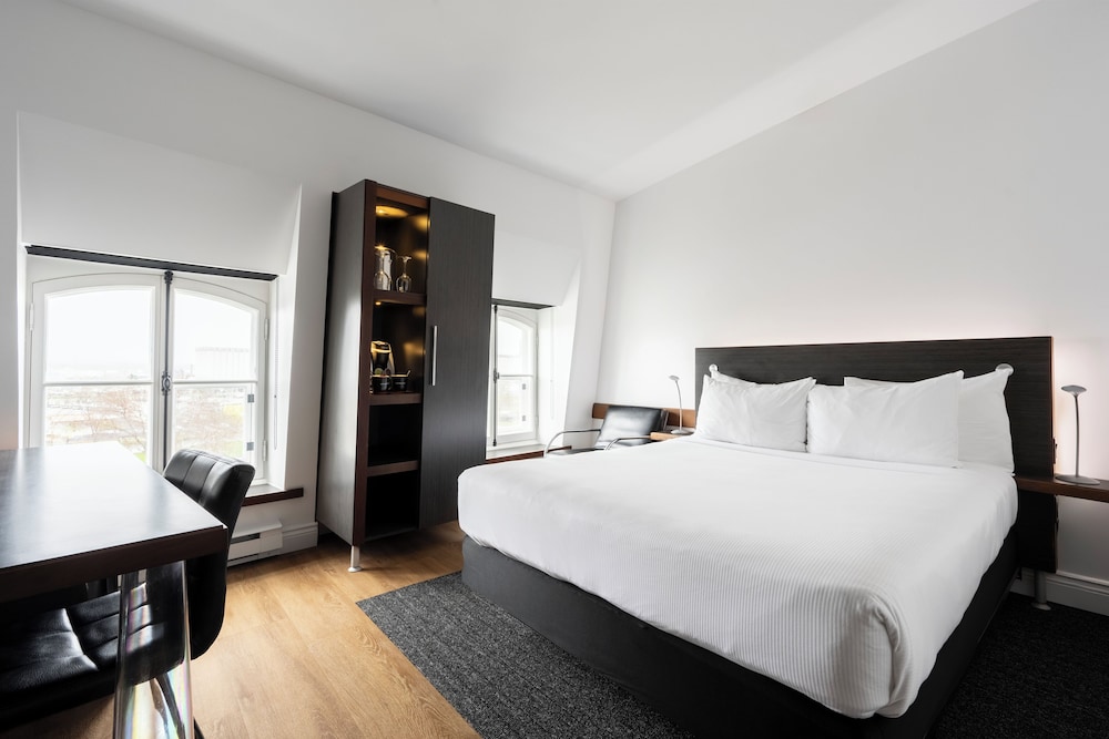 STANDARD, QUEEN BED