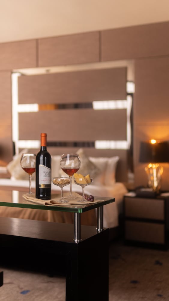 New World Suites 20/43