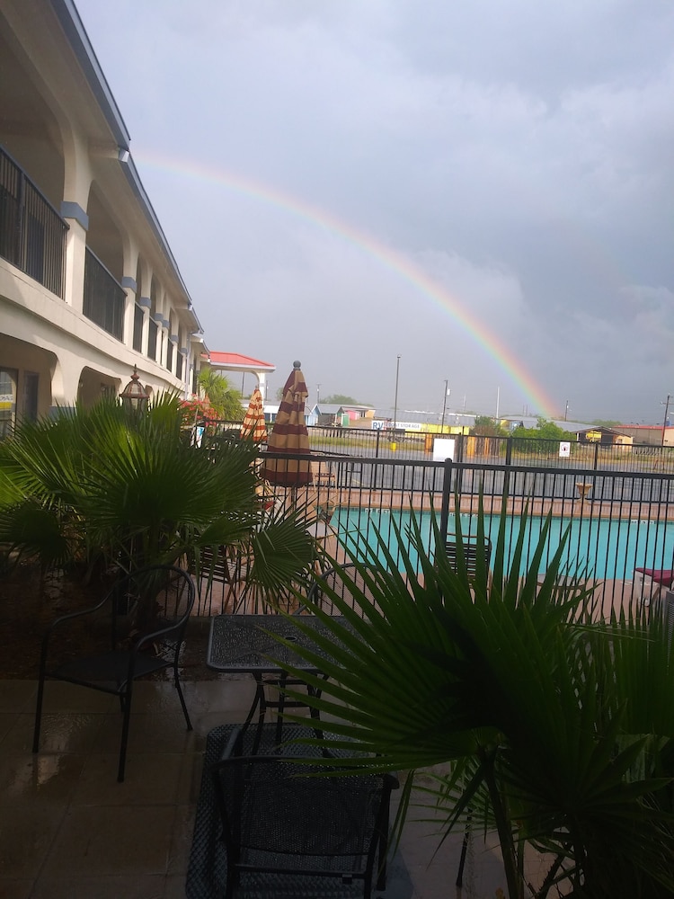 Days Inn & Suites by Wyndham Braunig Lake 9/22