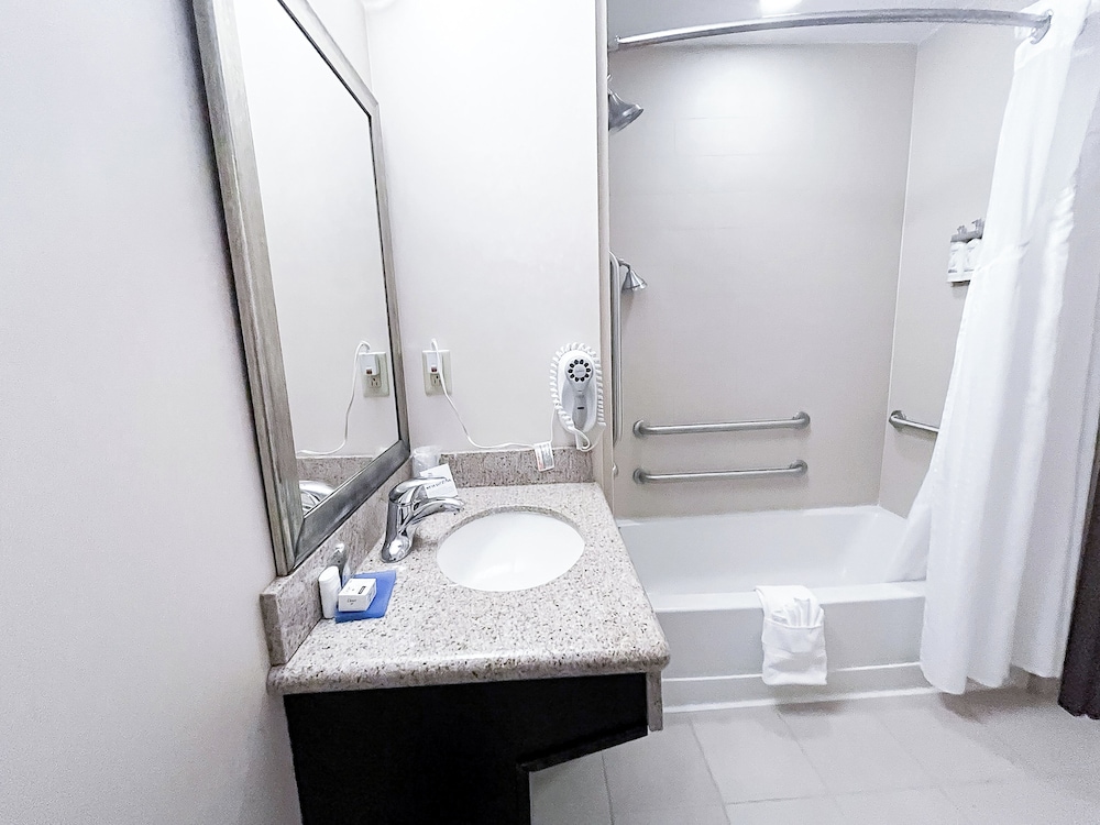 Suite, 2 Queen Beds, Accessible