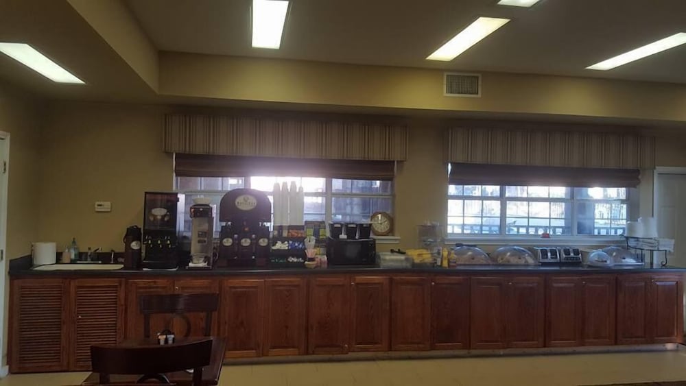 Sunday House Inn and Suites 17/23
