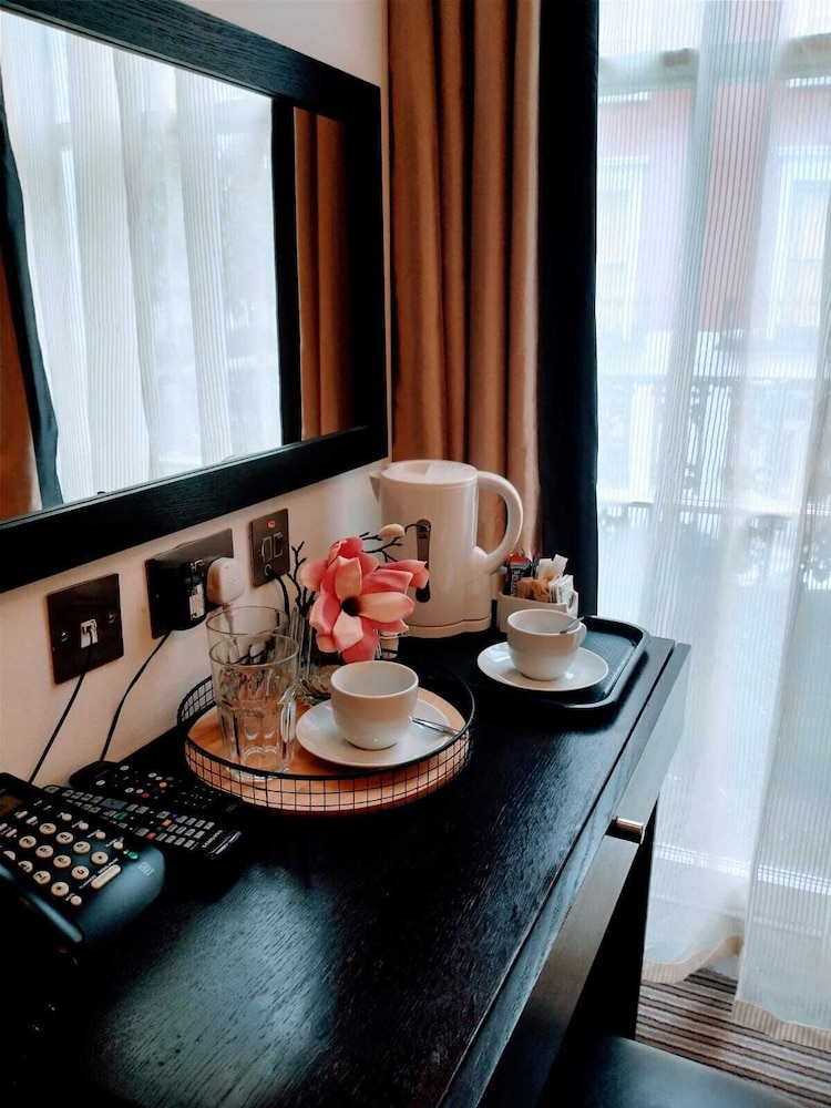 Edward Hotel Paddington 50/65