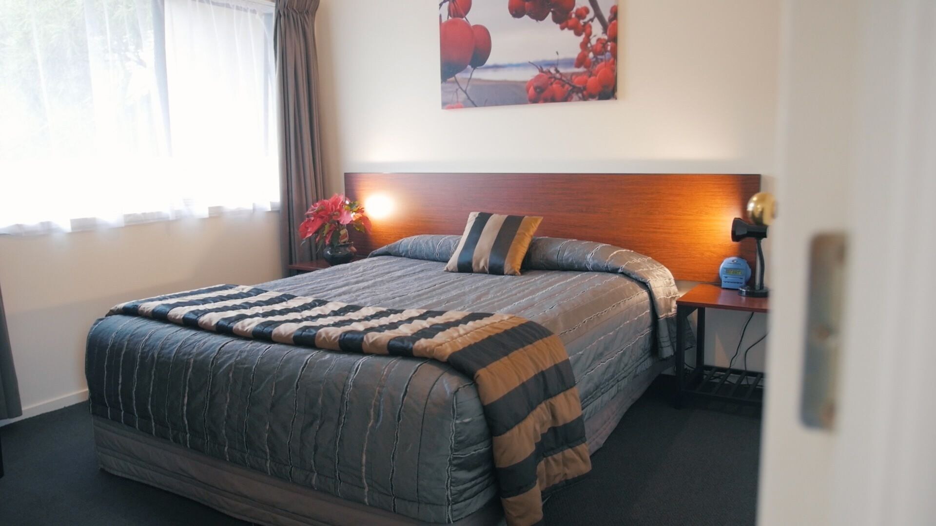 1 BEDROOM, APARTMENT, JETTED TUB